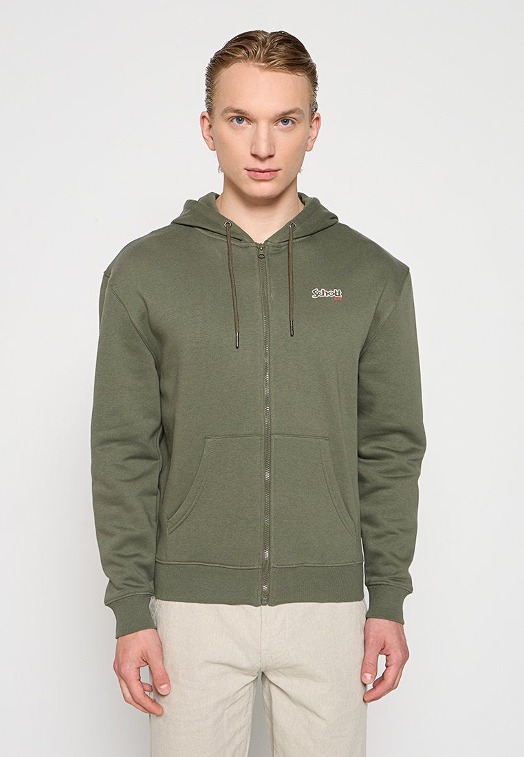 Olivgrüne Kapuzenjacke mit Reißverschluss aus weichem Stoff, mit einstellbarem Kapuzenzug, zwei Fronttaschen und einem kleinen gestickten Logo auf der Brust.