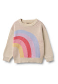 Beiger Strickpullover mit einem mehrfarbigen Regenbogenmotiv in Pink, Gelb und Blau auf der Vorderseite. Gerippte Bündchen und Halsbündchen.