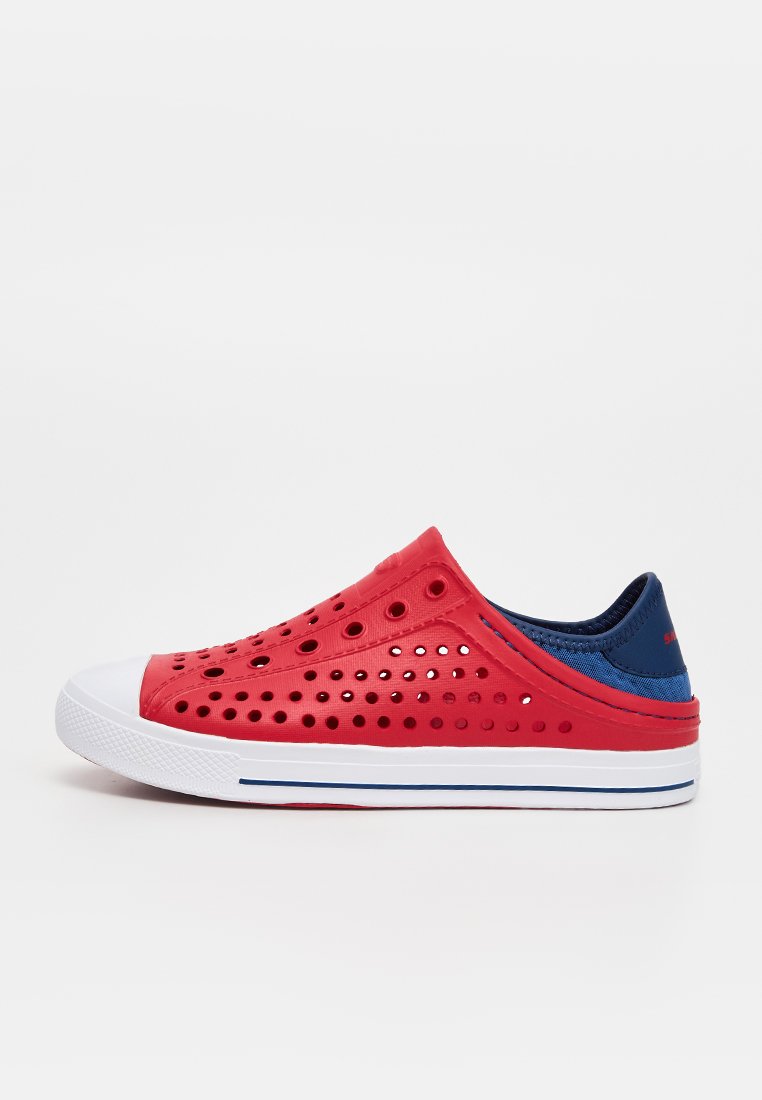 Roter Slip-On-Sneaker mit perforiertem Obermaterial, weißer Gummisohle, blauem Fersenkragen und Zehenkappe, seitlich auf weißem Hintergrund dargestellt.