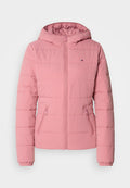 Rosa Pufferjacke mit Kapuze, mit gestepptem Design, Vorderreißverschluss und Seitentaschen. Rippbündchen und dezentes Logodesign.