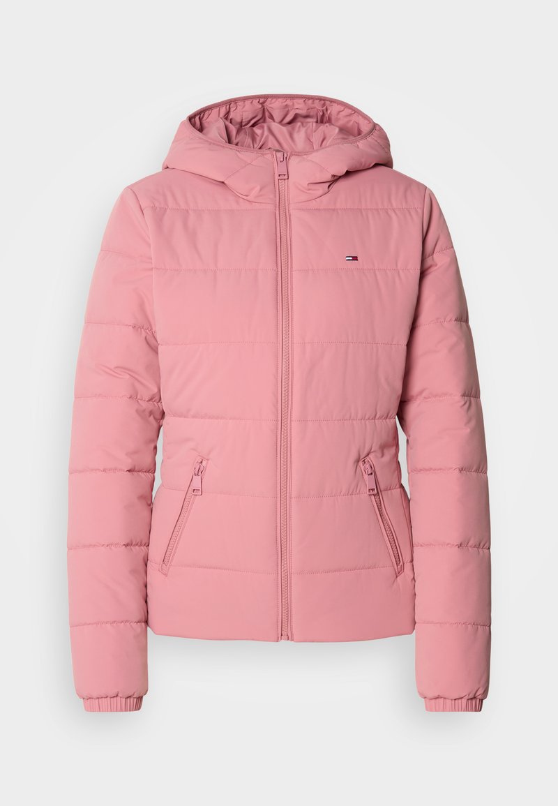 Rosa Pufferjacke mit Kapuze, mit gestepptem Design, Vorderreißverschluss und Seitentaschen. Rippbündchen und dezentes Logodesign.