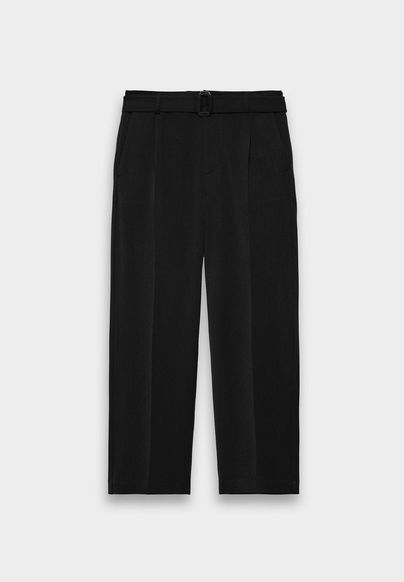 Schwarze weit geschnittene Hose aus glattem Stoff, mit einem Gürteltaille, zwei Seitentaschen und Vorderfalten für zusätzliche Struktur.