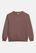 Braunes Sweatshirt mit langen Ärmeln und Rundhalsausschnitt, mit gerippten Bündchen und Saum, mit einem kleinen schwarzen und weißen Nike-Swoosh-Logo in der Mitte der Brust.