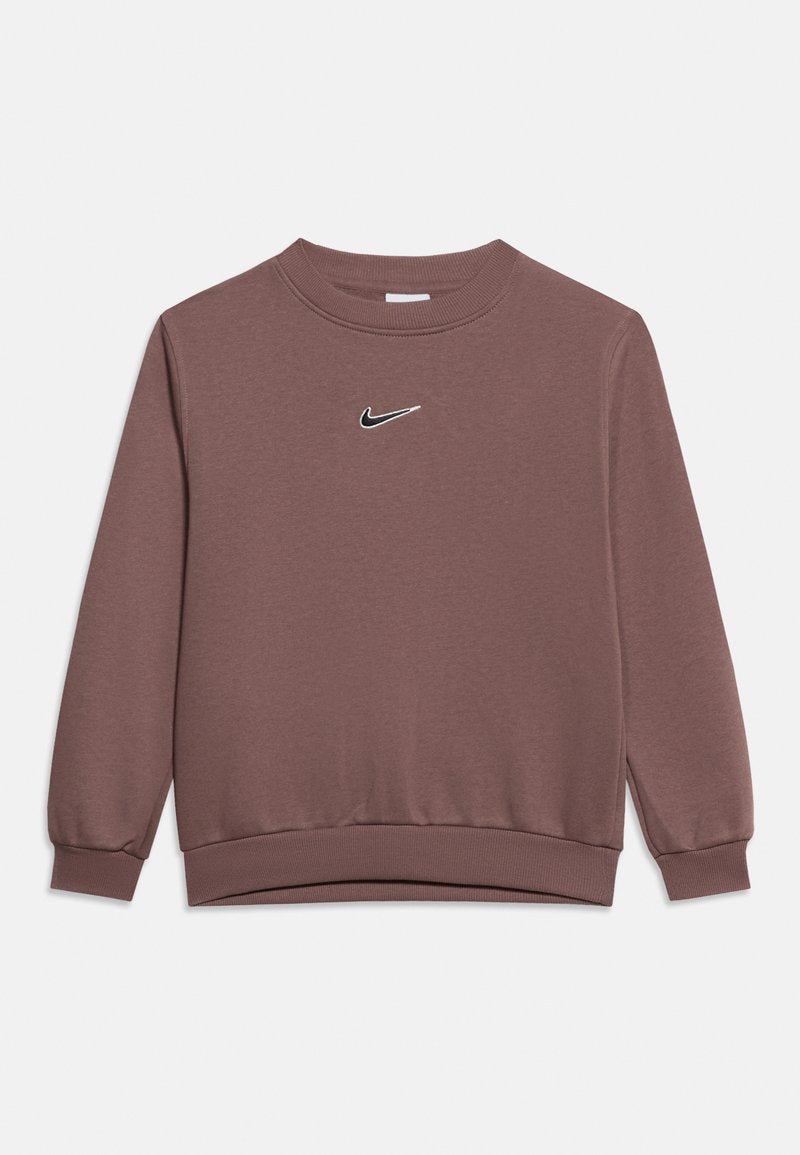 Braunes Sweatshirt mit langen Ärmeln und Rundhalsausschnitt, mit gerippten Bündchen und Saum, mit einem kleinen schwarzen und weißen Nike-Swoosh-Logo in der Mitte der Brust.