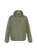 Olivgrüne gepolsterte Jacke mit Kapuze, ausgestattet mit einem Frontreißverschluss und zwei seitlichen Taschen. Texturiertes Material mit horizontalen Steppnähten.