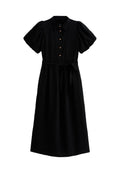 Schwarzes Kleid mit Kragen, kurzen Puffärmeln, Knopfleiste vorne und passendem Gürtel. Hergestellt aus strukturiertem Stoff.