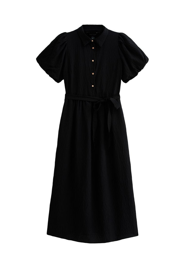 Schwarzes Kleid mit Kragen, kurzen Puffärmeln, Knopfleiste vorne und passendem Gürtel. Hergestellt aus strukturiertem Stoff.