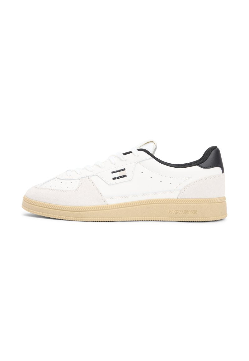 Weißer Ledersneaker mit schwarzer Ferse, Schnürverschluss, perforierten Details am Obermaterial und einer hellbraunen Gummisohle. Mit Logo-Akzenten versehen.