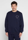 Dunkelblaues Sweatshirt aus Baumwollmischung mit gerippten Bündchen und Saum. Auf der Brust mit einem kreisförmigen Grafik-Text-Logo versehen. Schlichter Rundhalsausschnitt.