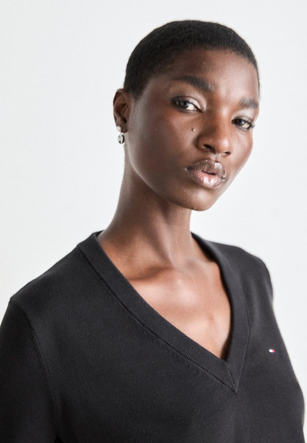 Tommy Jeans FLAG EMBROIDERY V-NECK JUMPER