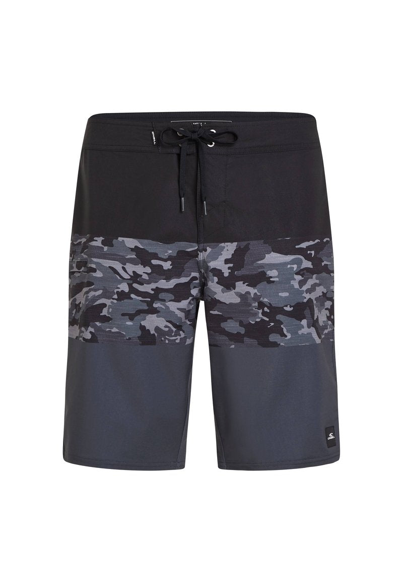 Schwarze Badehose mit einem Camouflage-Muster in der Mitte, in den Farben Grau und Schwarz. Verfügt über einen Kordelzugbund und ein Logo-Detail.