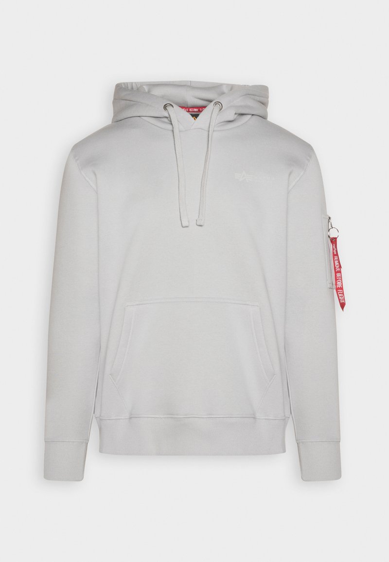 Helle graue Kapuzenjacke mit verstellbarer Kapuze, großer Fronttasche, gerippten Bündchen und einer Akzent-Reißverschlusstasche mit einem roten Etikett.