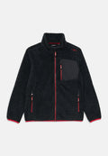 Schwarze Fleecejacke mit roten Reißverschlussakzenten, einer Reißverschlusstasche auf der Brust und hohem Kragen, auf weißem Hintergrund flach ausgelegt.