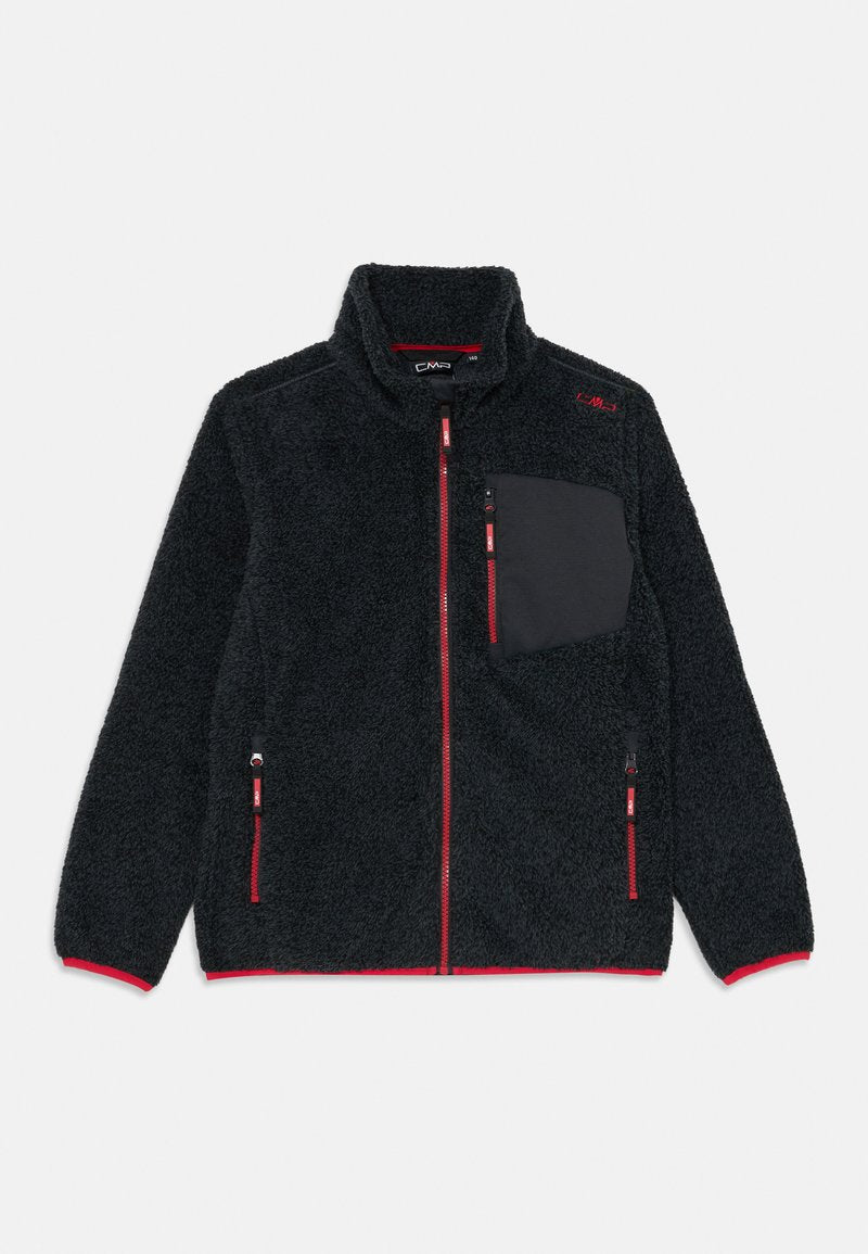 Schwarze Fleecejacke mit roten Reißverschlussakzenten, einer Reißverschlusstasche auf der Brust und hohem Kragen, auf weißem Hintergrund flach ausgelegt.
