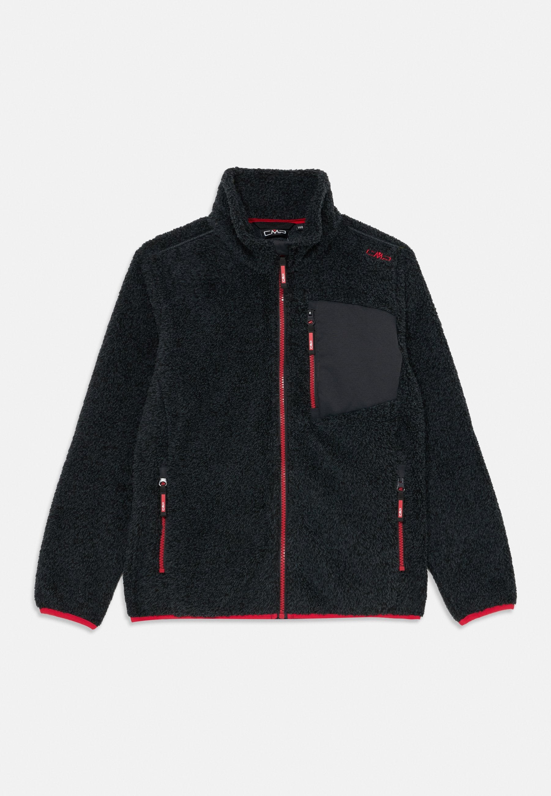 Schwarze Fleecejacke mit roten Reißverschlussakzenten, einer Reißverschlusstasche auf der Brust und hohem Kragen, auf weißem Hintergrund flach ausgelegt.