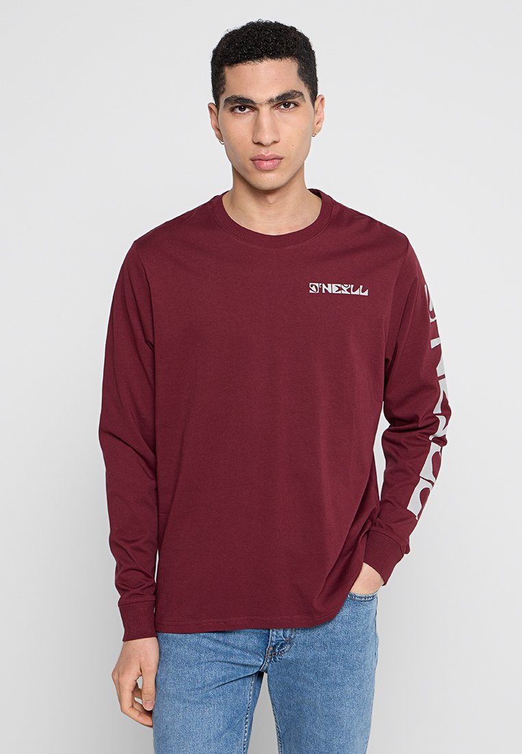 Bordeauxrotes Langarmshirt aus Baumwolle mit kleinem Logo auf der Brust und gemustertem Druck entlang der Ärmel. Klassischer Schnitt.