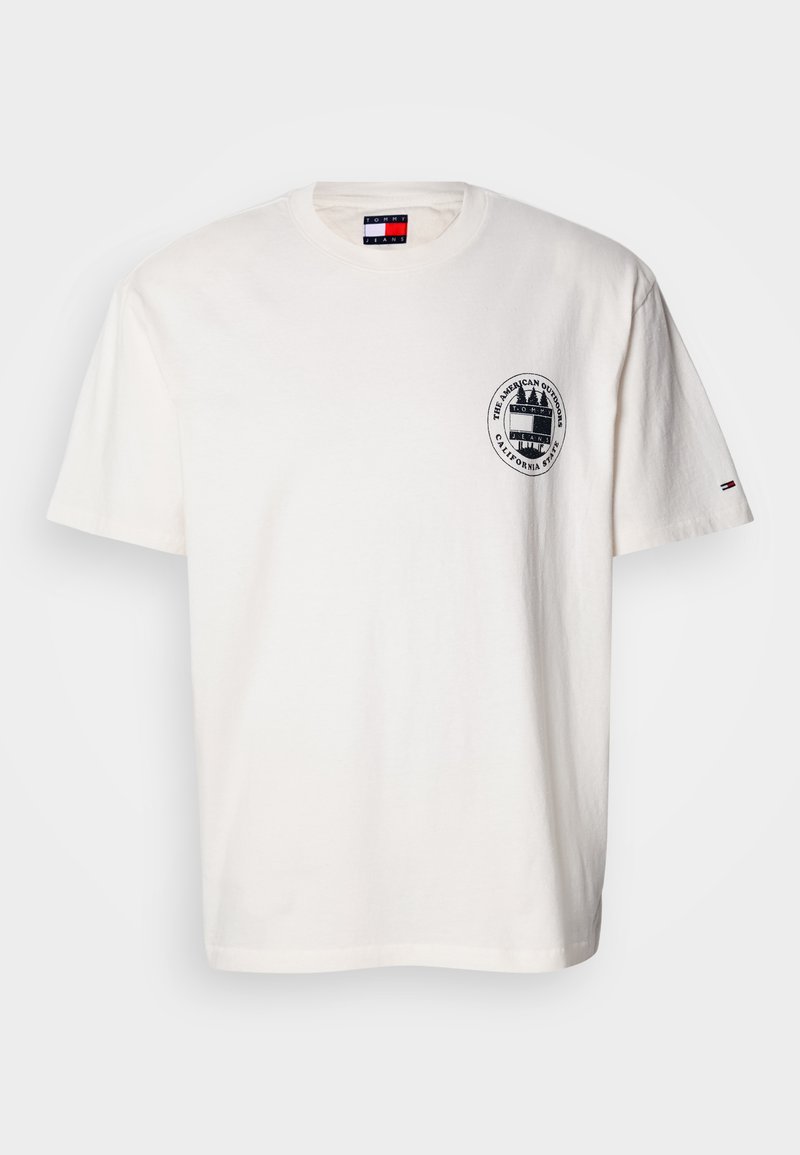 Weißes Baumwoll-T-Shirt mit kurzen Ärmeln, rundem Halsausschnitt und einem runden Logo auf der linken Brust. Kleiner farbiger Akzent am Ärmel.