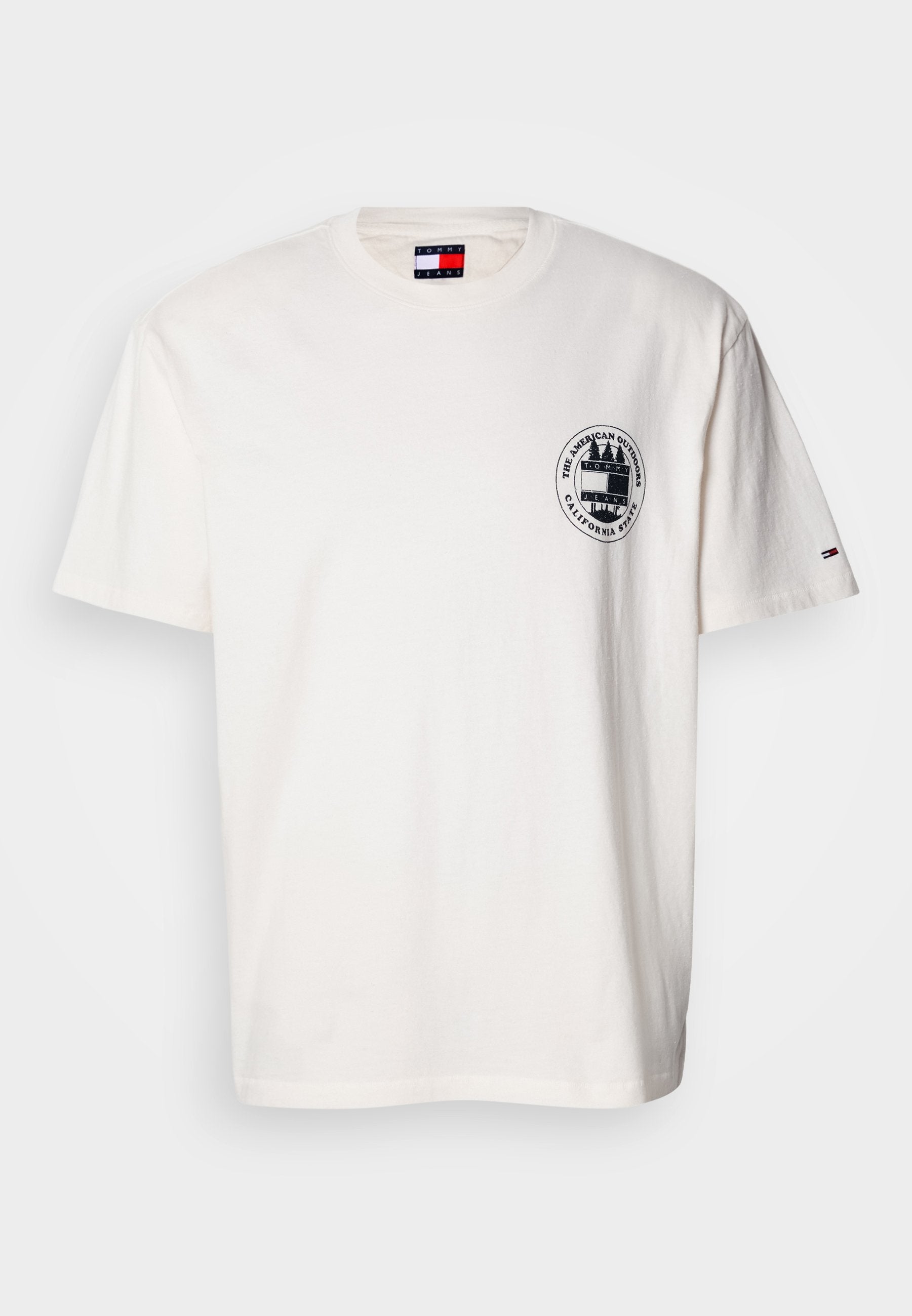 Weißes Baumwoll-T-Shirt mit kurzen Ärmeln, rundem Halsausschnitt und einem runden Logo auf der linken Brust. Kleiner farbiger Akzent am Ärmel.