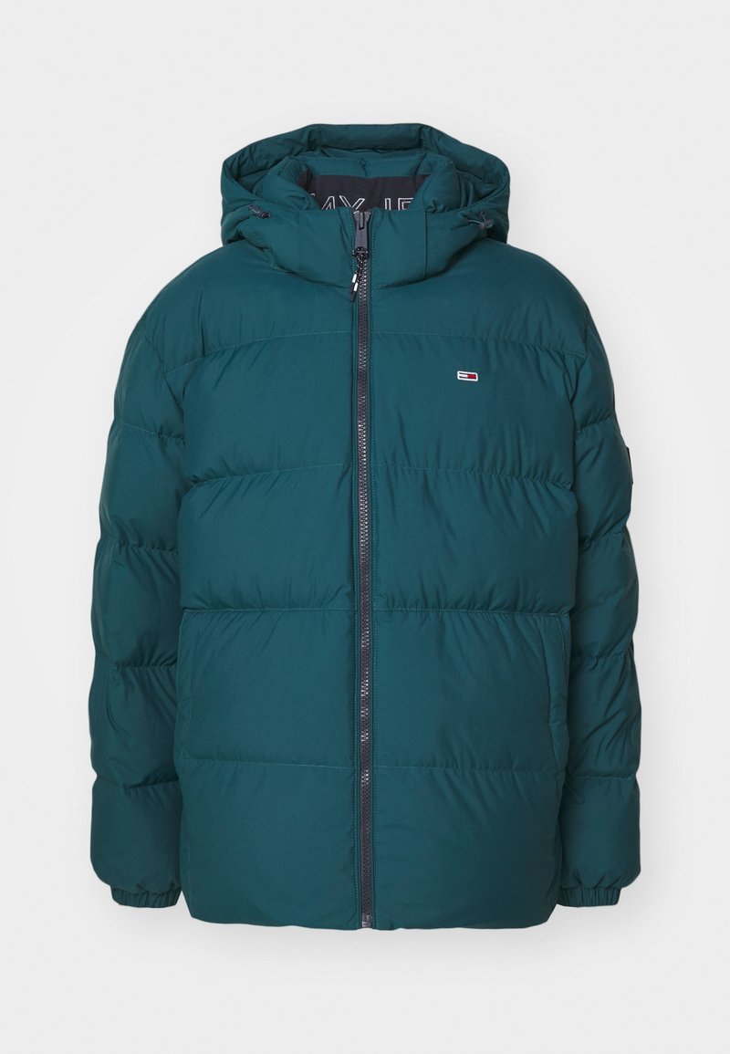 Türkiser Pufferjacke mit verstellbarem Kapuzenzug, Frontreißverschluss und elastischen Bündchen. Mit gesteppte Abschnitten und einem kleinen Logo-Patch auf der Brust.