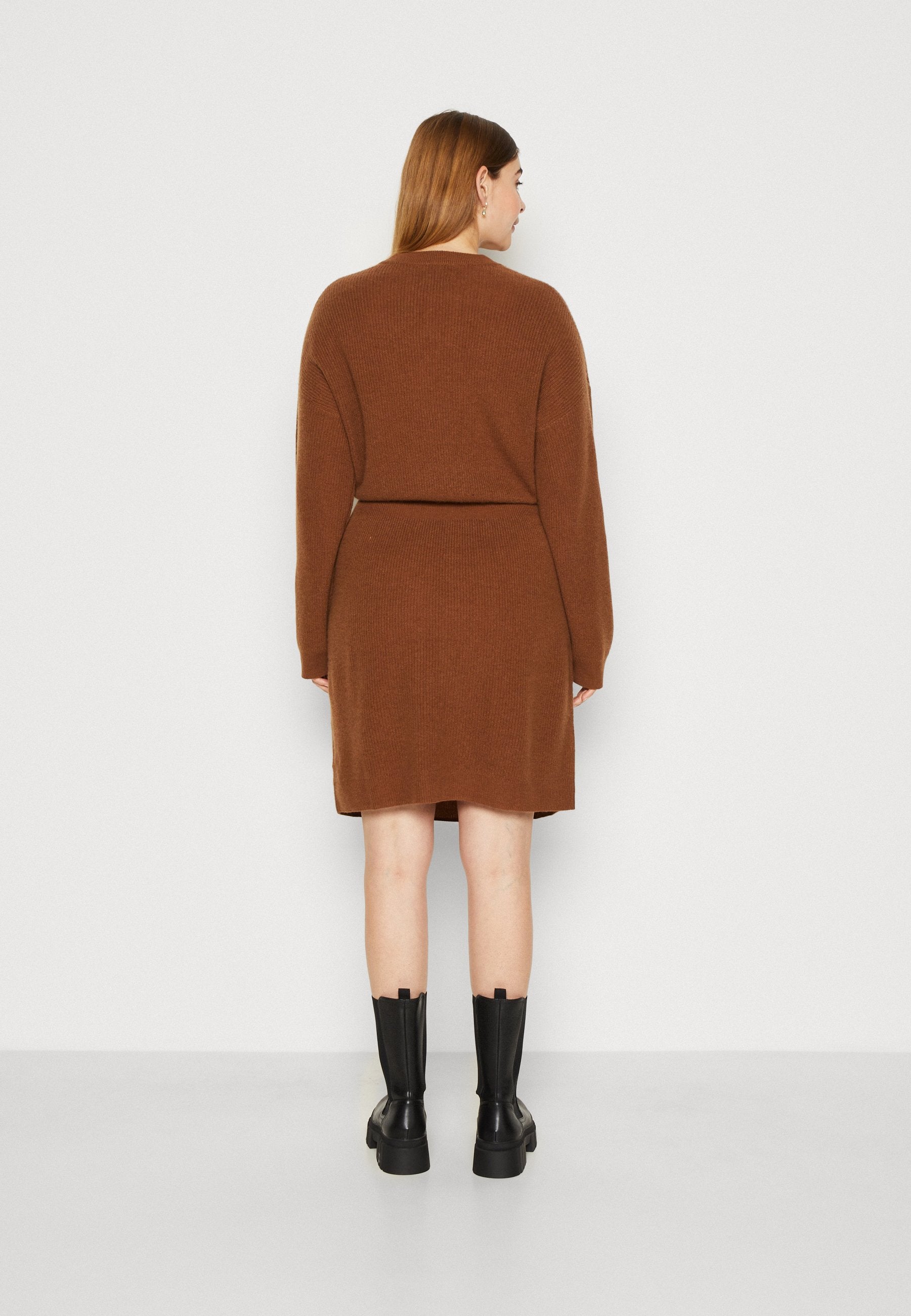 WAISTED DRESS Media 4
