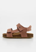 Brauner Wildleder-Sandalette mit offenem Zehenbereich, Korksohle, zwei verstellbaren Klettverschlüssen und einem Fersenriemen für Knöchelunterstützung.