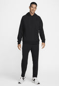 Schwarzer Kapuzenpullover mit Kordelzug und gerippten Bündchen, kombiniert mit passenden schwarzen Sweatpants. Besitzt ein kleines Logo auf der Brust und weiße Sneaker.