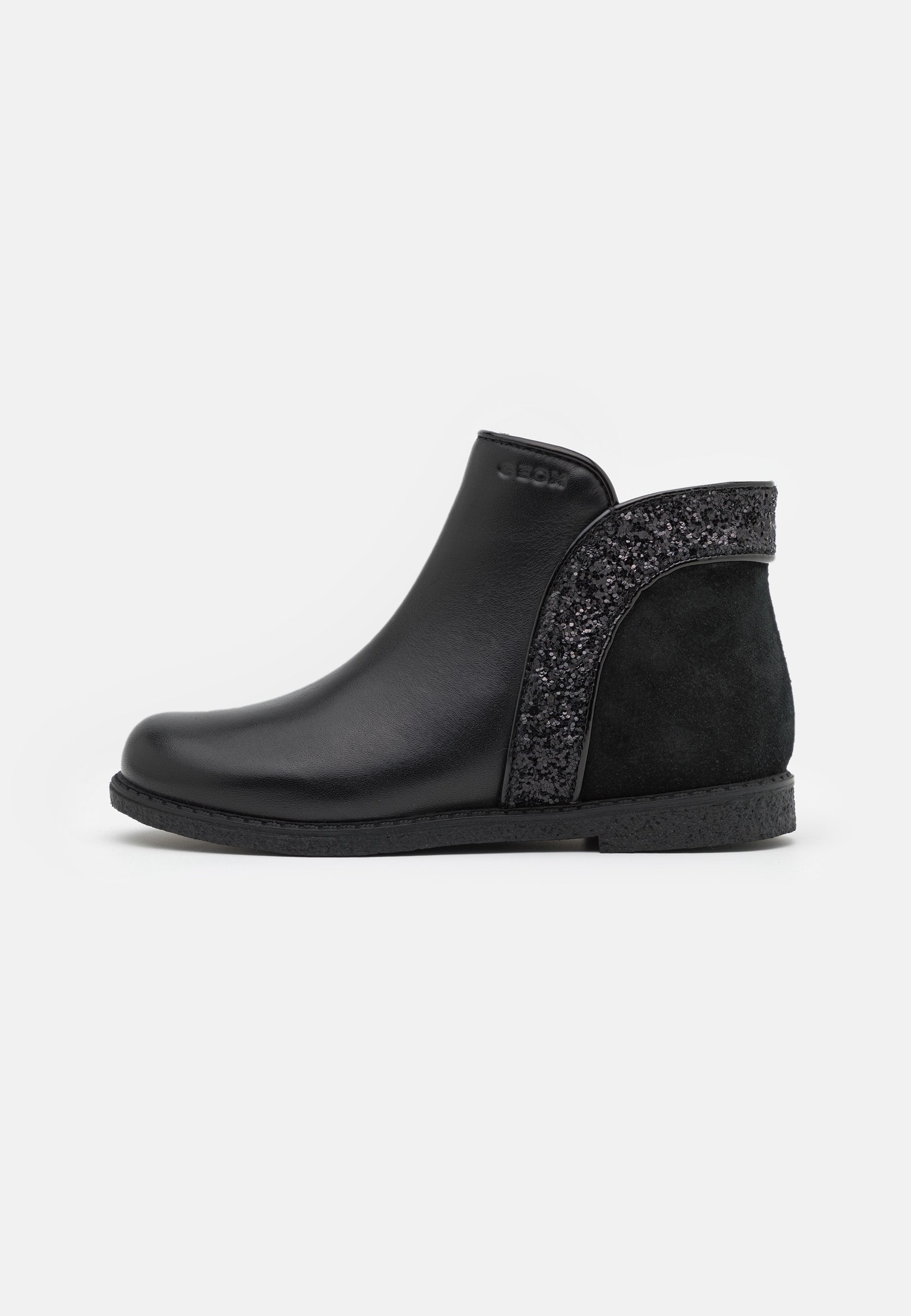 Schwarze Knöchelstiefel aus glattem Leder mit einem Wildlederrücken, die entlang der Seiten mit einem funkelnden schwarzen Glitzerakzent versehen sind und eine strukturierte Sohle haben.