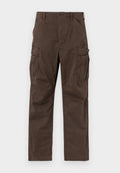 Braune Cargo-Hose mit geradem Bein, seitlichen Klappentaschen, vorderen schrägen Taschen, Gürtelschlaufen und Knopfverschluss.
