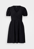 Schwarzes Kleid mit V-Ausschnitt, kurzen Puffärmeln und geraffter Taille. Strukturierter Stoff mit einem fließenden Rock und einem verdeckten Reißverschluss auf der Rückseite.