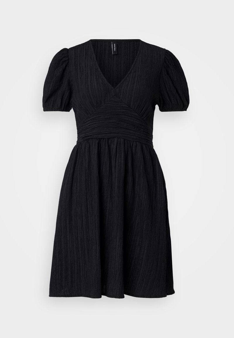 Schwarzes Kleid mit V-Ausschnitt, kurzen Puffärmeln und geraffter Taille. Strukturierter Stoff mit einem fließenden Rock und einem verdeckten Reißverschluss auf der Rückseite.