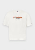 Weißes T-Shirt mit kurzen Ärmeln aus Baumwolle, mit einem auffälligen orange-schwarzen Schriftzug: „TOMMY Los Angeles Worldwide JEANS.“