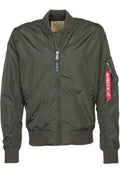 Grüne Bomberjacke aus glattem, synthetischem Material mit gerippten Bündchen und Saum. Verfügt über einen Reißverschluss an der Vorderseite und eine Tasche mit einem roten Etikett.