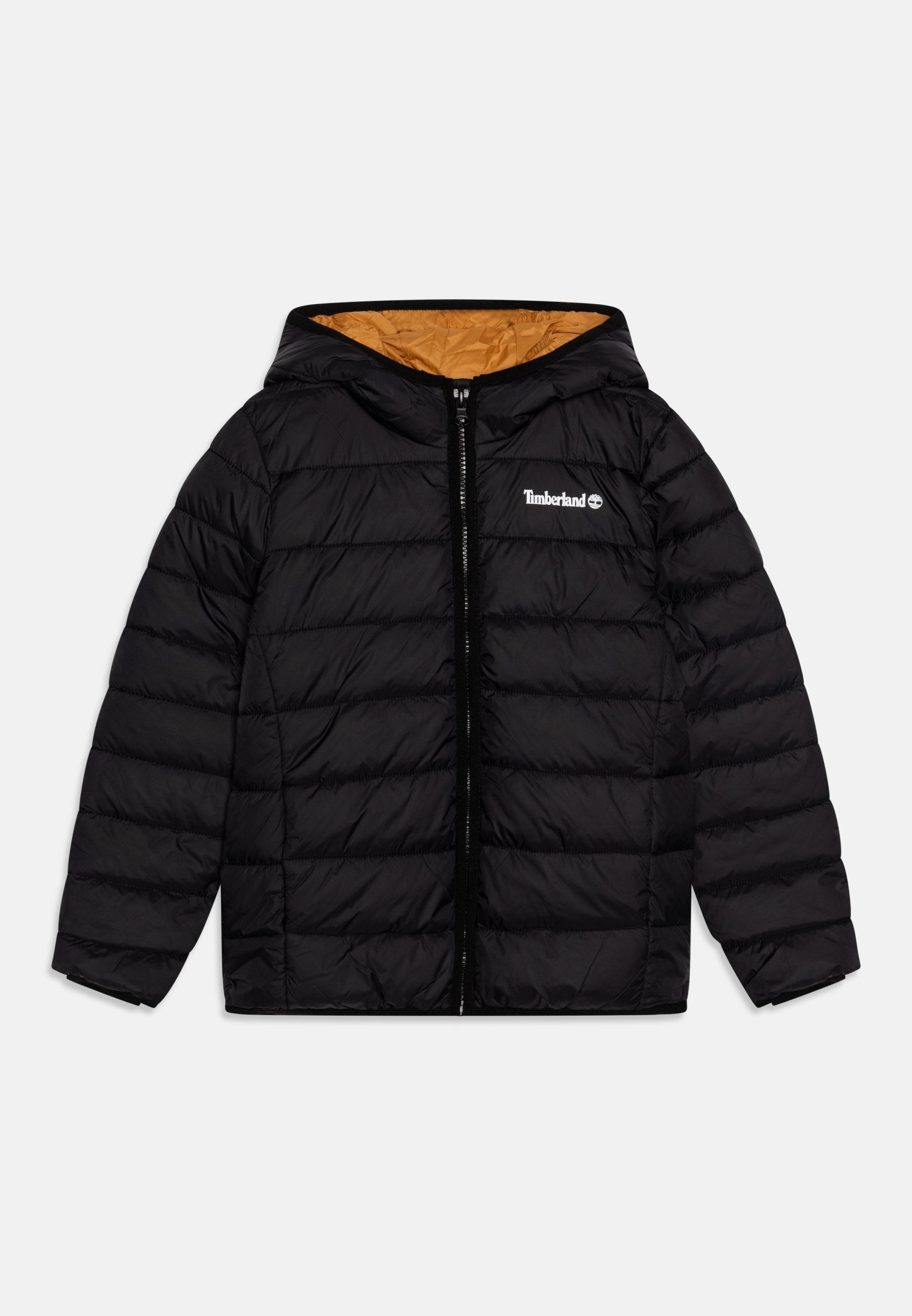 Schwarze Daunenjacke mit Reißverschluss vorne, Kapuze und kontrastierendem orangefarbenem Futter. Verfügt über ein gestepptes Design und ein Logo auf der Brust.
