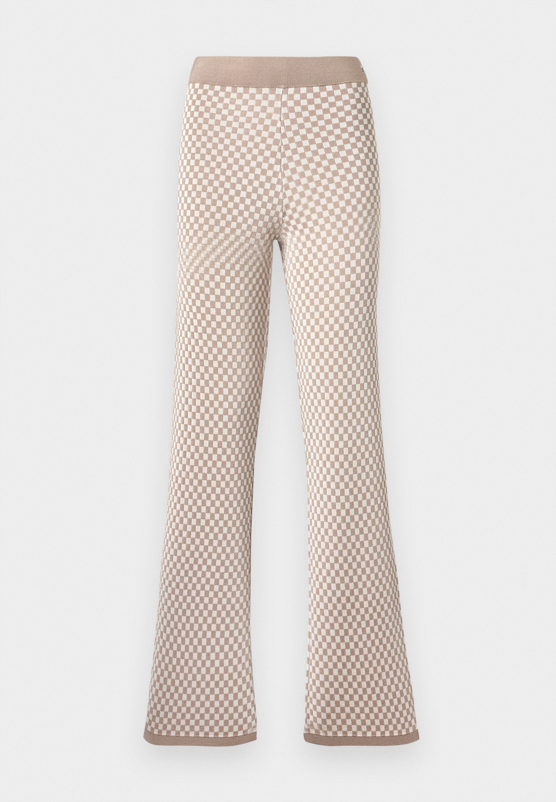Beige und weiße kariert gestrickte Hosen mit elastischem Bund und leicht ausgestellten Beinen an den Knöcheln vor einem weißen Hintergrund.