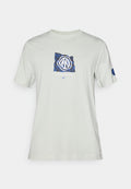 Hellegraues T-Shirt aus Baumwolle, mit einem blauen und schwarzen grafischen Muster und dem Logo "Internazionale Milano" auf der Vorderseite.