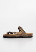 Bronzefarbene metallische Sandalen mit Korkfußbett, verstellbarem Knöchelriemen, schwarzer Gummisohle und Bayton-Branding an der Seite.