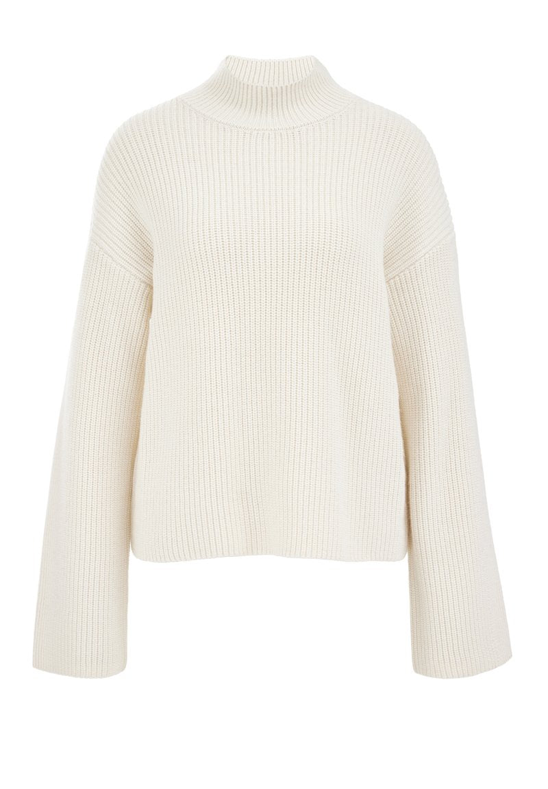 Cremfarbener, gerippter Strickpullover mit hohem Rundhalsausschnitt und langen, weiten Ärmeln, auf einem weißen Hintergrund präsentiert.