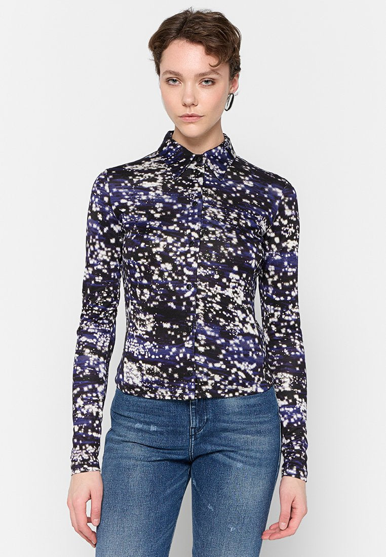 Langärmliges Button-Up-Hemd in einem abstrakten Muster aus Schwarz, Lila und Weiß. Glattes Material mit einem kragenlosen Ausschnitt und taillierter Silhouette.