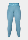 Hellblaue Sportleggings mit glatter Textur und hohem Bund, der mit der Aufschrift "PRO NIKE" verziert ist. Enthält ein kleines weißes Nike-Logo.