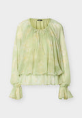 Hellgrüne Bluse mit langen Ärmeln und floralem Muster, geraffter Ausschnitt mit Bindeband, elastische Rüschenmanschetten und gestufter Saum.