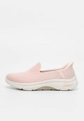 Helles rosa Sneaker zum Hineinschlüpfen mit Obermaterial aus Mesh-Stoff, gepolsterter weißer Sohle und dezentem strukturiertem Profil auf der Unterseite.