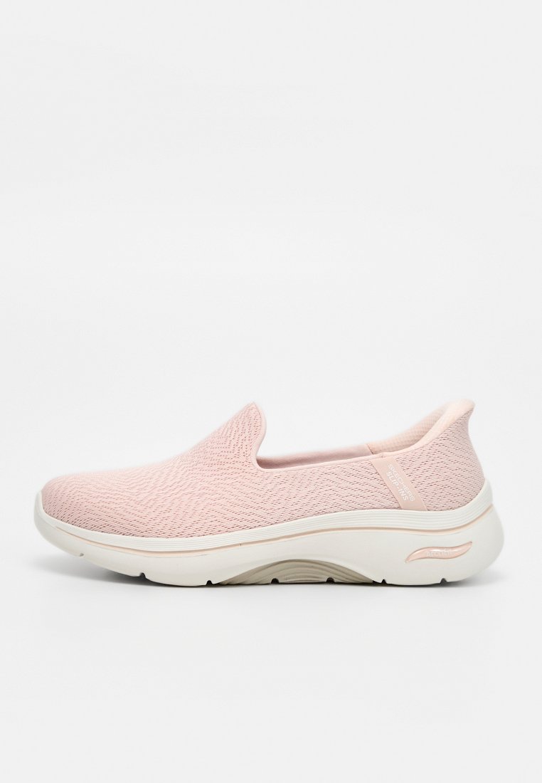 Helles rosa Sneaker zum Hineinschlüpfen mit Obermaterial aus Mesh-Stoff, gepolsterter weißer Sohle und dezentem strukturiertem Profil auf der Unterseite.