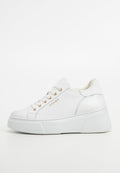 Weiße Leder-Sneaker mit dicker Plateausohle, ausgestattet mit goldenen Ösen und Logodetails. Glatte Textur mit abgerundetem Zehen Design.