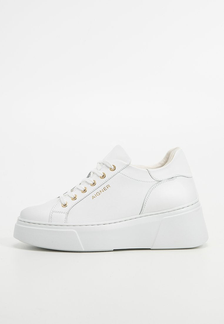 Weiße Leder-Sneaker mit dicker Plateausohle, ausgestattet mit goldenen Ösen und Logodetails. Glatte Textur mit abgerundetem Zehen Design.