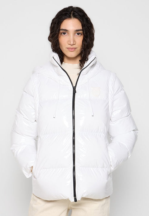 Weißer Puffer-Jacke mit glänzender Oberfläche, Reißverschluss, verstellbare Kapuze und elastischen Zugbändern. Mit kleinem Logo auf der Brust.