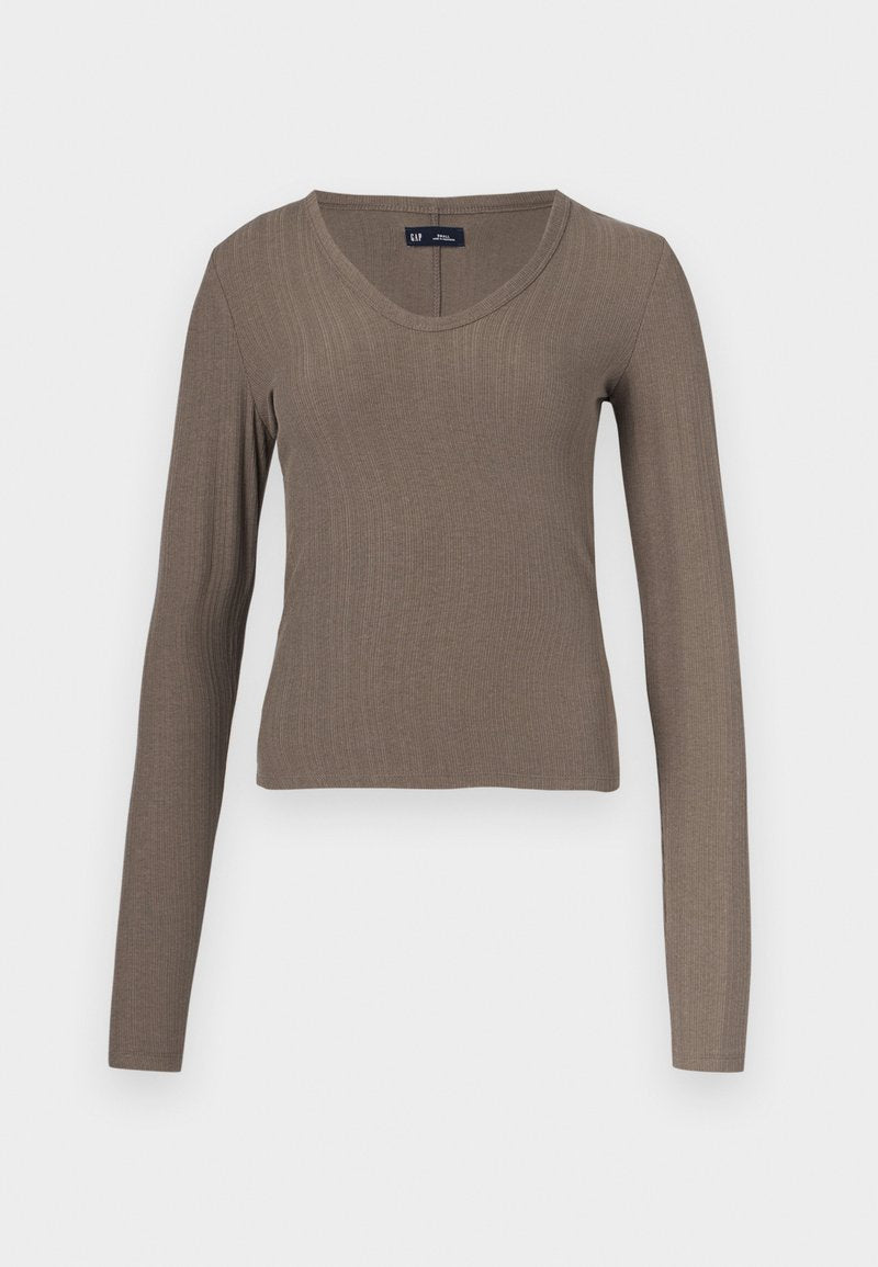 Langärmeliges, geripptes Oberteil in einem gedämpften Braunton. V-Ausschnitt-Design mit figurbetonter Silhouette. Weiche Textur, ideal zum Schichten. Minimalistischer Stil.
