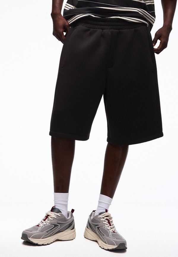 Bershka OVERSIZE BERMUDA - Tracksuit bottoms - black