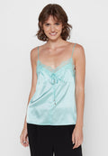 Ein himmelblaues Satin-Top mit Spitzenbesatz, verstellbaren Spaghetti-Trägern und einem Bindeband vorne. Glatte Textur und lockere Passform.