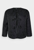 Schwarze gesteppte Jacke mit rundem Halsausschnitt, langen Ärmeln und drei dekorativen Schleifen auf der Vorderseite. Glattes, leichtes Material mit weicher Textur.