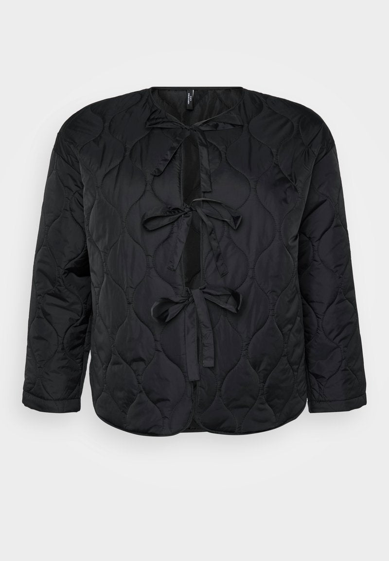 Schwarze gesteppte Jacke mit rundem Halsausschnitt, langen Ärmeln und drei dekorativen Schleifen auf der Vorderseite. Glattes, leichtes Material mit weicher Textur.